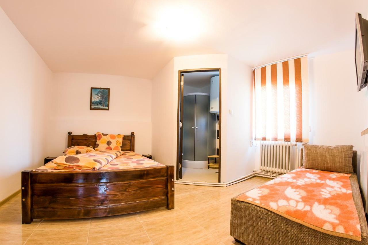Casa De Vacanta Jeny Novaci-Străini Exteriér fotografie